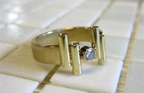 Gouden ring gemaakt op maat met Diamant gezet tussen buis (Small)